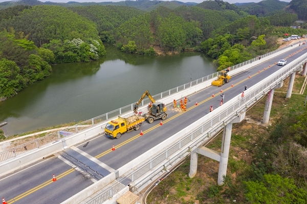 南寧市在橫州飛龍大橋組織開(kāi)展公路橋梁突發(fā)事故多部門(mén)聯(lián)合應(yīng)急救援演練